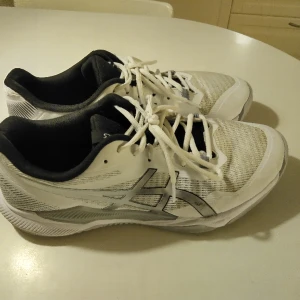 Inomhusskor Asics  - Inomhusskor stl 44.5 i bra skick. Asics, gel-tactic. Nypris 1199kr.