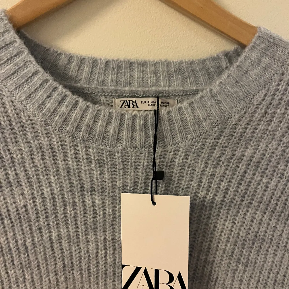 Tja! Säljer nu denna sjukt snygga stickade tröja i bommul från Zara i storlek S. Passar perfekt nu inför vintern då den e väldigt varm. Den är helt oanvänd och prislappen är kvar, skick 10/10.   Vid fler frågor/bilder är det bara att skriva!. Stickat.