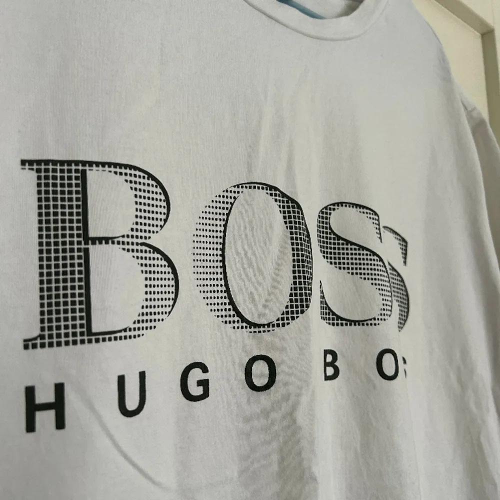 Säljer denna Hugo Boss T-shirt i storlek M. Fint skick!🤩 Pris: 200kr. T-shirts.