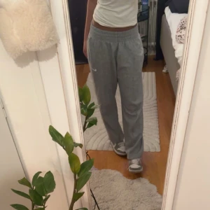 Lowwaisted mjukisbyxor - Detta är mina favorit mjukisbyxor som nu blivit lite korta! Jag är 165 så antar att dom skulle passa nån runt 160-162! Nypris runt 700-800kr och oftast slutsålda! Passar parfekt att använda på dans, hemma eller var som helst! Skriv för fler bilder💕💕