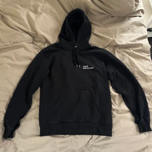 Hoodie Mads Nørgaard  - Säljer en svart hoodie från danska designermärket Mads Nørgaard i storlek L. Regular fit.
