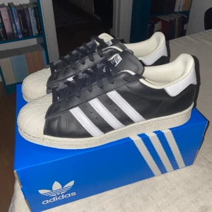 Adidas Originals Superstar 82 - Adidas Orginals Superstar 82 skor i svart. Storlek 45,5. Använda 2 gånger. Skick 9,5/10.  Nypris: 1549kr. Mitt pris: 799kr.  Original box finns med. Skriv för fler foton. 