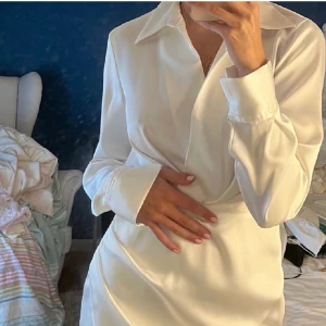 Klänning - Satinklänning från Zara, helt oanvänd & passar jättebra till studenten (inte min bild)