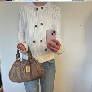 Massimo dutti cardigan - Fin cardigan från Massimo Dutti🩷 väldigt svaga missfärgningar på ärmsluten som knappt syns, skriv om du har frågor eller vill se bild