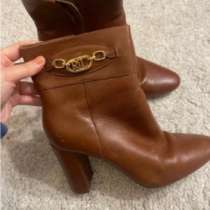 Ralph Lauren boots - Orginal pris 2995kr  Säljs för 499kr Knappt använda, storlek 39