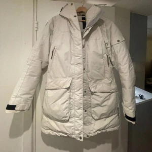 Jacka 8848 altitude  - Aldrig använd av mig. Köpt secondhand, dock fint skick! Det enda är att pälsen på luvan fattas. Strl 38, väldigt varm och skön!! 