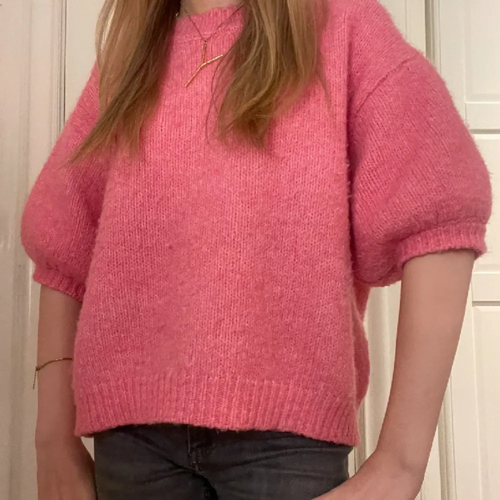 Säljer denna dö söta tröja som är en stickad rosa tröja/Top som har puffärmar🫶 passar på mig som är XS/S Hör av dig om du har några frågor ❤️❤️🍾🥂220 -> 199 . Stickat.