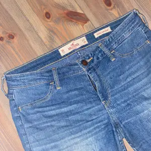 Mörkblå jeans leggings från hollister, köpta i USA🩵  W27 och L29  Lowrise och tror det är skinnyjeans! 