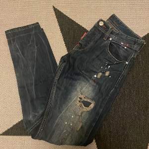 Säljer ett par oanvända D2 jeans. 1:1 kopia. 