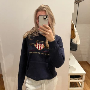 Marin blå hoodie  - Marin bli gant hoodie  Använd en gång, jättebra skick! 