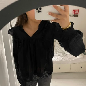 Superfin blus! - Superfin blus från GinaTricot Young! Storleken motsvarar ett S! Sparsamt använd, hör av dig för fler frågor❤️