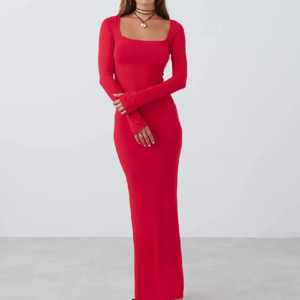 Röd långklänning från GinaTricot. Endast använd två gånger så nyskick. Helt slutsåld på hemsidan och i storlek XS, passar även S. ❤️ Nypris 399.. Klänningar.