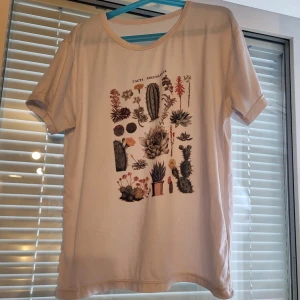 T-shirt - T-shirt med plantor i fint skick.