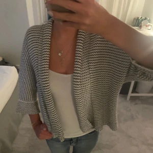 Trekvartsärmad kofta  - Så fin trekvartsärmad kofta 