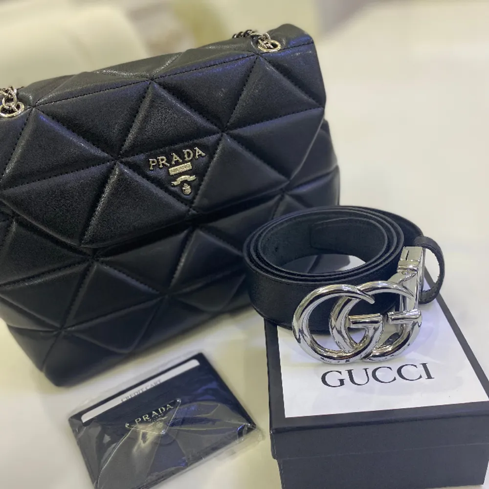 Helt ny, oanvänt Prada väska och korthållare med lapp på, A kopia   Helt ny oanvänt gucci skärp  med box, A kopia  Prada väska 2500kr Prada korthållare 500kr Gucci skärp 1500kr  Priset kan diskuteras vid snabb affär. Väskor.