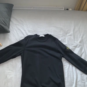 Stone Island Svart Tröja  - Ok kondition på tröjan, lite missfärgat och litet hål på högra armen (se i 3e bilden)  Fin tröja för de som är Stone island älskare🫡 (Priset kan diskuteras)
