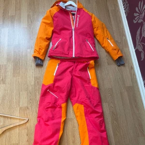 Skidkläder - Skidkläder från peak performance i mycket bra skick. Endast använd ett fåtal gånger under en säsong. Kläderna är i junior storlek där jackan är i storlek 160 och byxorna är i storlek 170. Skriv för flera bilder 