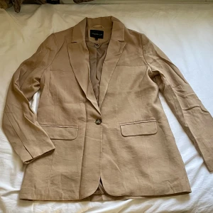 Beige kavaj✨ - En jättefin kavaj som passar bra till varma väder!✨ oanvänd så den är i jättebra skick!💚