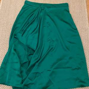 Grön lång kjol från Zara i storlek L 
