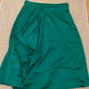 Grön lång kjol från Zara i storlek L 