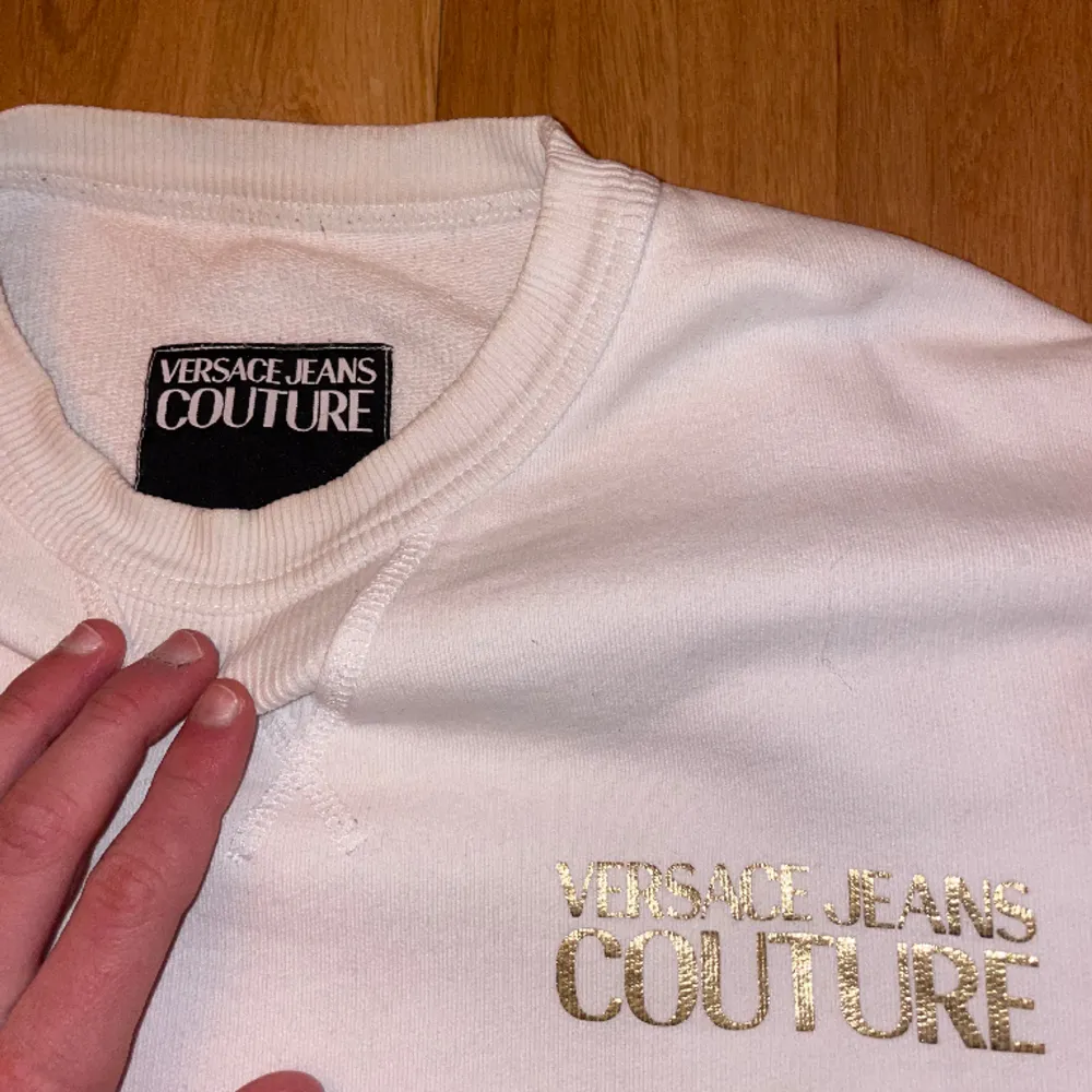 En väldigt fin äkta sweatshirt från ”Versace”. Använd sparsamt och inga defekter finns på tröjan, nypris ligger på 1990kr (Pris kan diskuteras). . Tröjor & Koftor.