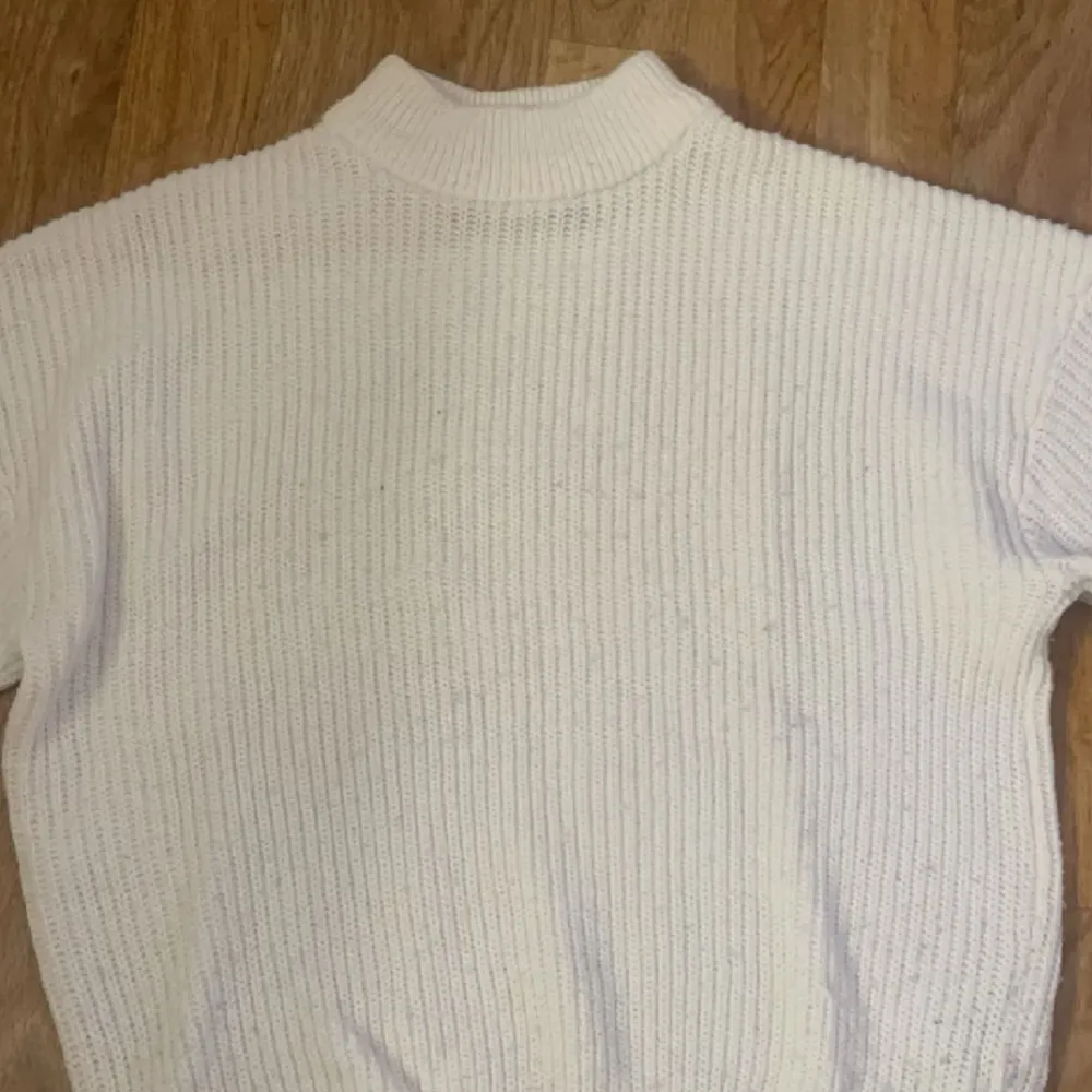 Vit stickad tröja ifrån New yorker i storlek S, använd men bra skick lite nopprig efter tvätt. Säljs då den inte används . Stickat.
