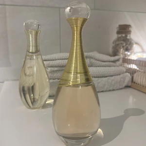Dior J’adore parfym och bodyshower  - Parfym enbart testad. Båda är 100ml  Nypris parfym cirka 1800kr Nypris duscjolja cirka 600kr 