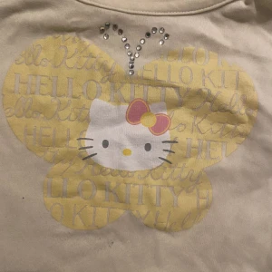 hello kitty linne - säljer gulligt hello kitty linne i storlek s-xs som går att knyta på sidorna🫶  