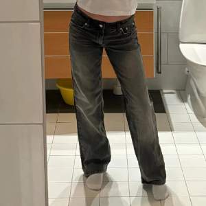 Straight lowrise jeans från Zara, helt slutsålda på hemsidan. Uppsydda efter min längd som är 163 cm (se bild 3), annars helt i nyskick 💓