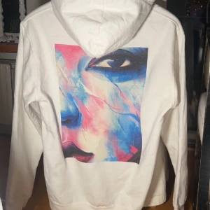 The Cool Elephant hoodie - Snygg hoodie från The Cool Elephant🩷💙🤍 Använd fåtal gånger, gott skick  Storlek:S Nypris:599kr Säljer:200kr Pris kan diskuteras🌟