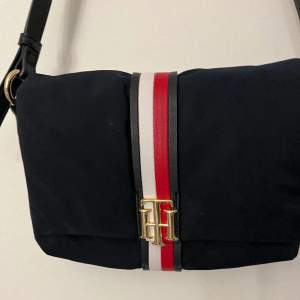 Oanvänd handväska från  ”Tommy Hilfiger” mörkblå 