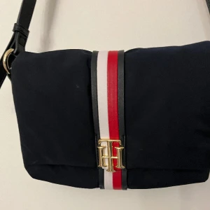 Handväska  - Oanvänd handväska från  ”Tommy Hilfiger” mörkblå 