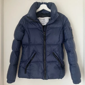 Jacak - En fin mörkblå dunjacka från Chiara Forthi. Använd fåtal gånger, som ny skick. Väldigt varm. Fin passform.  