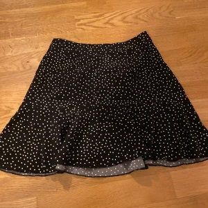 Kjol - Kort kjol som är tajt men går utåt där nere🖤 dragkedja på sidan