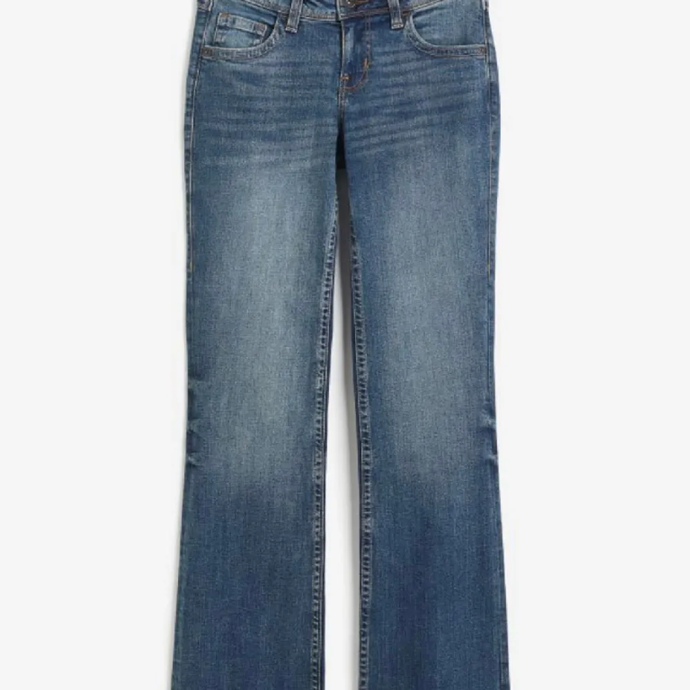 Säljer mina mörkblå jeans med fickor från hm som nästan är slut sålda🫶🏻Storlek 38, sitter rätt så bra i längden på mig som är 168 cm⭐️defekt i midjan men skriv för mer bilder vid intresse❤️. Jeans & Byxor.