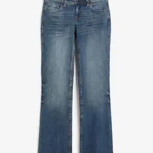 Säljer mina mörkblå jeans med fickor från hm som nästan är slut sålda🫶🏻Storlek 38, sitter rätt så bra i längden på mig som är 168 cm⭐️defekt i midjan men skriv för mer bilder vid intresse❤️