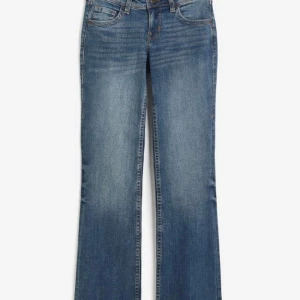Mörkblå jeans med fickor🫶🏻 - Säljer mina mörkblå jeans med fickor från hm som nästan är slut sålda🫶🏻Storlek 38, sitter rätt så bra i längden på mig som är 168 cm⭐️defekt i midjan men skriv för mer bilder vid intresse❤️