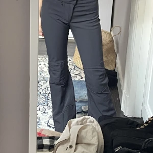 Peak performance Skidbyxor - Byxorna är i vädligt bra skick. Funkar perfekt i kallt väder. Storlek S