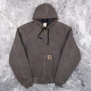 Carhartt vintage active jacka (j130 model) - Använd carhartt vintage jacka med luva. Köptes från Depop England. Storlek L 