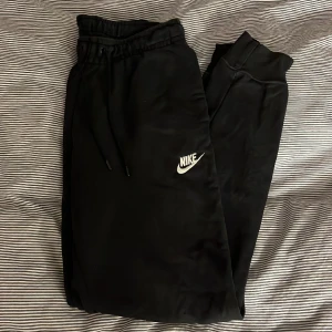 Nike mjukisbyxor  - Nike mjukisbyxor. Använda men har inga hål eller liknande, bara något urtvättade. 