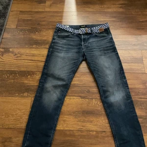 Blå Jack & Jones jeans - Jack & Jones jeans storlek 29/30