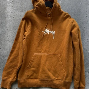 STÜSSY LOGO HOODIE - Storlek M