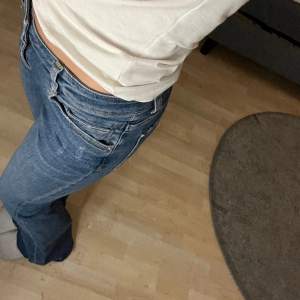 Zara jeans köpta på tise om jag inte minns fel men aldrig använda, uppklippta av tidigare ägare, går ner till golvet på mig som är 167💓 Säljs inte längre 
