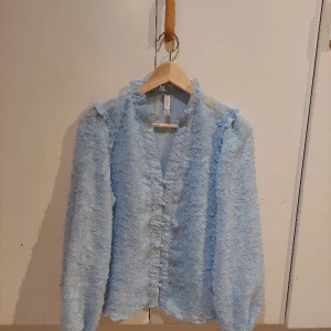 Blus  - Ljusblå blus Super skön och snyggt med allt  Xs men passar S också