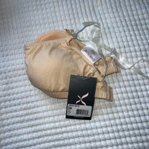 Capezio Camisole Clear Bra - Sport-BH från Capezio med genomskinliga axelband i storlek S. Nypris: 320kr. Aldrig använd!