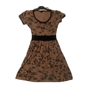 brun klänning - söt brun klänning som jag säljer för att den inte kommit till användning ! passar mig som är s-sx 🫶