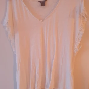 Vit t-shirt medium - Vit sparsamt använd t-shirt strl Medium 50%viskos 50%lin. Spets vid ärmslut den är såå söt! 