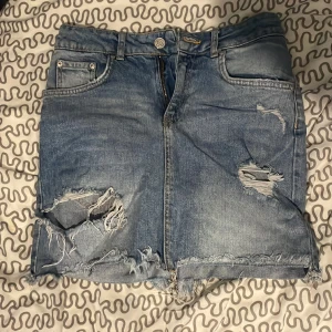 Blå jeanskjol  - Jag säljer denna kjol som är använd några få gånger men är i utmärkt skick. 