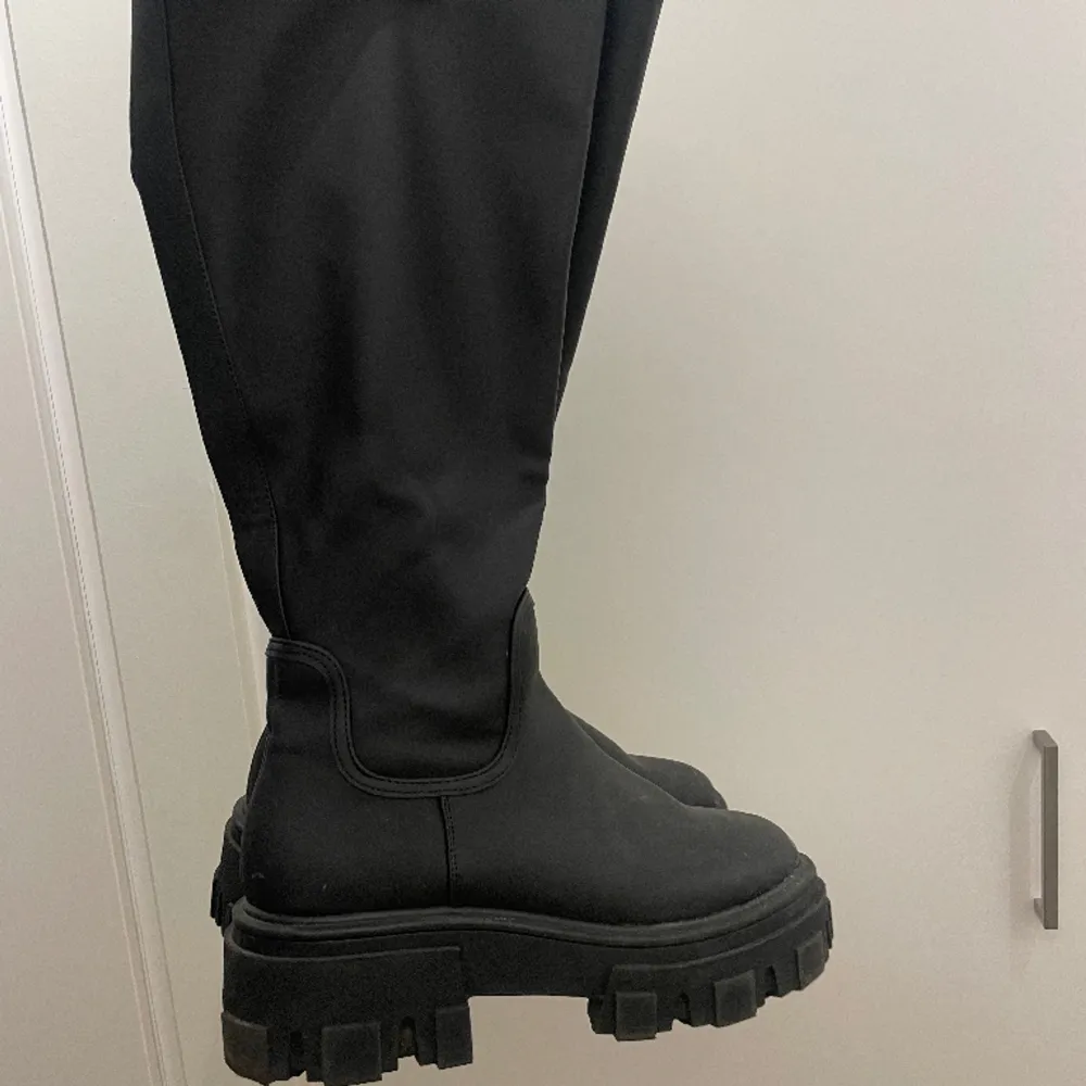 Svarta boots med platå från asos. Använda ett fåtal gånger men ser som nya ut. Pris kan diskuteras. . Skor.