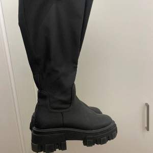 Svarta boots med platå från asos. Använda ett fåtal gånger men ser som nya ut. Pris kan diskuteras. 